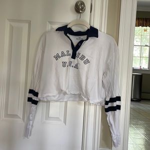 Brand is Hollister. It’s navy blue and white. Size is small. A bit cropped.
